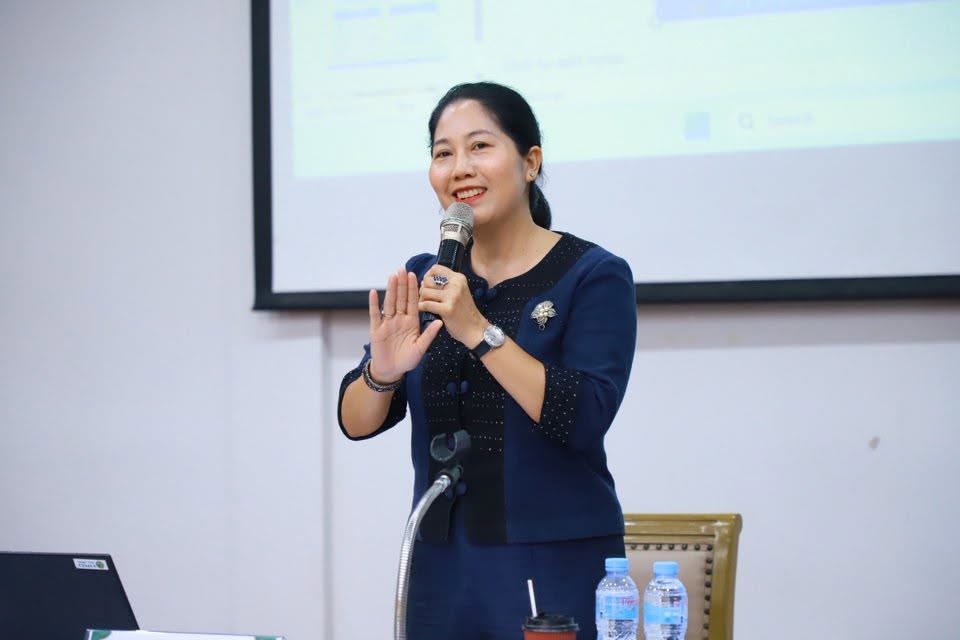 title - บรรยายให้ความรู้ในหัวข้อทิศทาง ส.ป.ก. ในอนาคต (ALRO Future Directions) มุ่งเน้นการปรับเปลี่ยนยุทธศาสตร์เชิงรุกเพื่อรับมือกับความท้าทายในโลก ทั้งสังคมเกษตรกรสูงวัย การขยายตัวของเมือง วิกฤตภูมิอากาศ และเทคโนโลยี AI โดยการขับเคลื่อนจะเน้นบูรณาการฐานข้อมูลอัจฉริยะ (ALRO One Data)